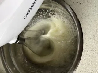 菠菜戚风蛋糕,蛋清分三次加糖打发