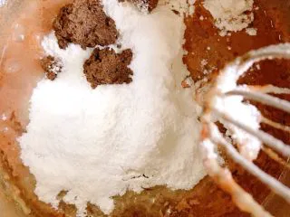 网红爆浆珍珠蛋糕,放入10g砂糖,筛入低粉,再放10g茶渣,搅拌均匀