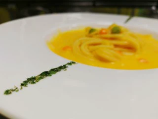 胡萝卜浓汤意面,哈哈撒点香草碎做装饰，大功告成了