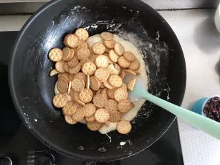 网红草莓雪花酥,加入小奇福饼干快速搅拌均匀