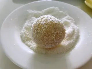 土豆爆浆芝士,在椰蓉上面滚一圈,保证所有面都沾上椰蓉。