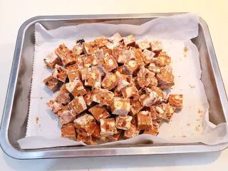 美味小零食 别样雪花酥,切成1.5㎝见方的小块