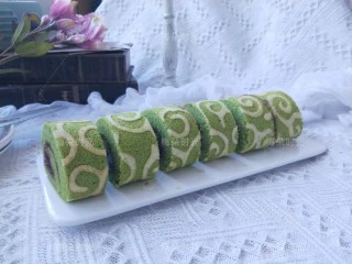 唐草彩绘蛋糕卷,吃的时候,切成等宽的小段就可以了。