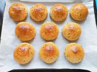 麦片芝麻小餐包,漂亮的小餐包出炉啦!