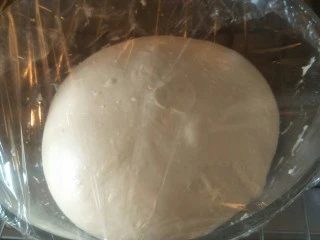 超软拉丝北海道土司(2个),等面团已经形成光面,可以拉出薄薄的手套膜后就把它放在碗中发酵。1个小时形成体积的2倍大