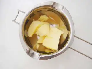 姜饼圣诞翻糖饼干,黄油放入容器中，隔水融化