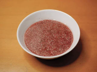 红丝绒蛋糕 无需酪乳 奶酪霜抹面,牛奶113g 植物油100g 红丝绒色素1.5大勺 把液体材料混合在一起。 蛋糕的红色是用色素做出来的。 红曲粉看小贴士。