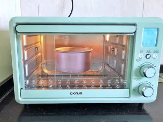 不消泡的可可戚风蛋糕,烤箱预热至上火140度,下火130度,放入模具于下层烘烤45分钟后立即取出倒扣,待彻底放凉后脱模。