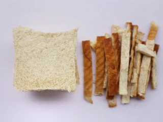 肉松芝士吐司卷,吐司去四边。