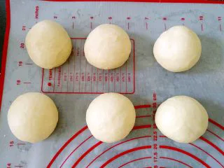 中种北海道吐司,将面团排气，平均分成6份