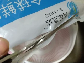 芙蓉鳕鱼锅贴,剪开鳕鱼包装袋,一共两层,这个鳕鱼到达我家时,是冻的很硬的,早晨出去锻炼时,冰箱拿出鳕鱼直接放在常温下解冻,回来时也正好化开了