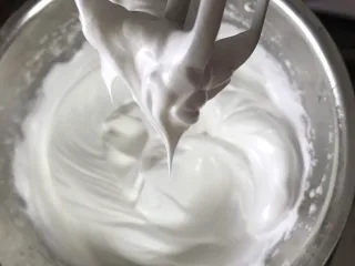 6寸巧克力戚风,最后打至硬性发泡(提起打蛋器可以看到小尖角)