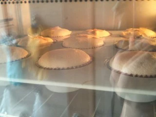 肉松小贝杯子蛋糕,观察颜色差不多就可以拿出来了