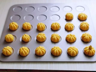 香酥仿真南瓜小饼干,依次将面团做好,摆放在烤盘中。