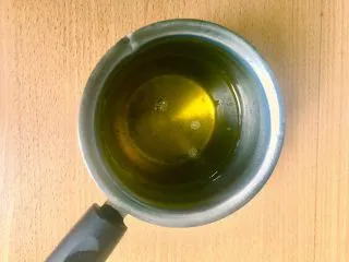 薯条的N种吃法,最好用这种小的酱汁锅,这样省油。然后放一半左右的油,大火到油开始冒烟,咕噜咕噜冒泡,转中小火,放薯条(土豆棍)炸。