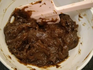 红糖枣泥蛋糕,继续搅拌好,待用