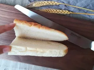 多汁碎牛排三明治,面包横向切开，不要切断