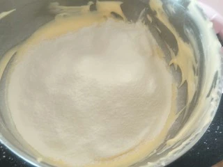 贺寿双层蛋糕(10＋6寸),过筛低筋面粉。搅拌均匀后加入黄油，牛奶。