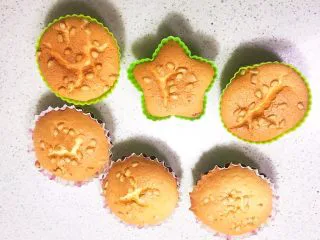 不加一滴水的原味蛋糕,小蛋糕烤20分钟就熟了,晾凉后脱模(家里的宝宝喜欢吃小蛋糕,因此就同时做了几个)