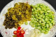 雪菜炒毛豆,营养美味的家常菜(简单易学的做法,让你轻松入厨)