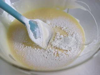 瑞士蛋糕卷之雪融蛋糕,做圣诞应景美食,分2-3次筛入低筋面粉,每次的面粉都需要翻拌匀后再筛入。