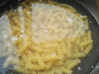 快手螺旋意大利面,放入意大利面、一点盐,几滴油烧开,转中火煮。