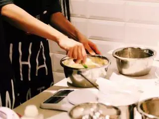 #春日烘焙教室#裸蛋糕,筛入33克低筋面粉，拌匀备用；