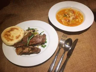 迷迭香烤羊排套餐,再配个白吉馍!开动啦!✌️