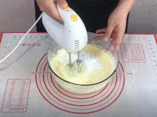 外酥里嫩的~爆浆芝士塔,加入玉米淀粉,搅匀。