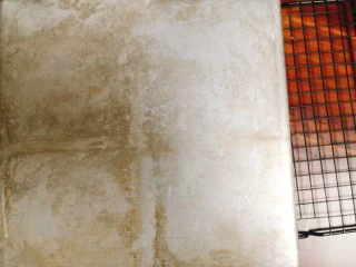 不易开裂的轻盈蛋糕卷,烤好后倒扣在晾架