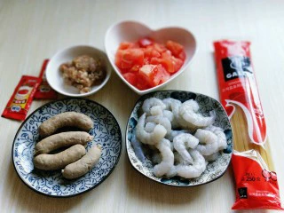 番茄肉酱意大利面＋虾仁＋烤肠,准备食材。