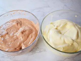 7寸中空双色戚风蛋糕,把拌匀的蛋糕糊分成相同大小的两份,其中一份面糊筛入可可粉,翻拌均匀