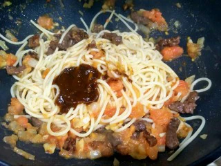 黑椒牛肉意面,加入意面，牛肉粒，2勺胡椒酱，搅拌均匀。