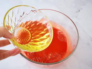 八寸中空红丝绒戚风蛋糕,加入玉米油搅拌至乳化状