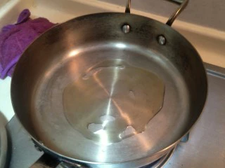 健康低卡香煎鲈鱼,锅中倒入少许橄榄油。