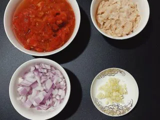 牧羊人派(Shepherd’s pie),番茄切丁,洋葱,鸡胸肉切丁,大蒜切末。 鸡胸肉放入少量玉米淀粉抓匀。