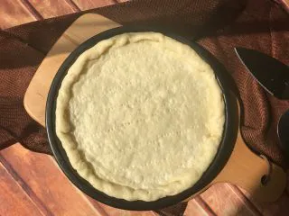 秘制芝心卷边披萨,盖上保鲜膜室温发酵25分钟左右，主要还是看状态决定时间。