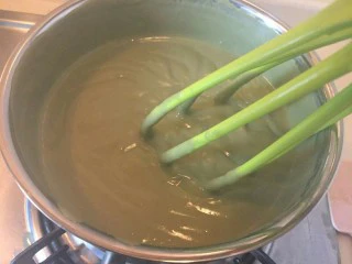 爆浆抹茶冰心面包,搅拌啊，不要离开锅边，不然容易糊锅再小火煮1分钟就可以了。