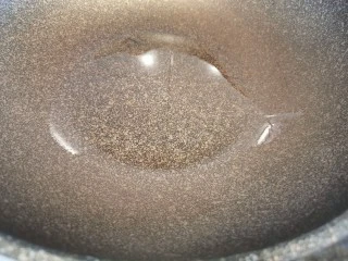 超快手三明治~十分钟就能搞定,锅中放少许油加热