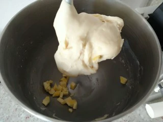 手撕海苔肉松面包,放入室温软化好的黄油。