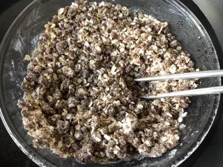 燕麦巧克力能量球,用筷子搅拌均匀