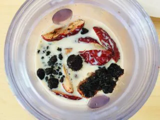 枸杞红枣饼干,红枣、枸杞、红糖、牛奶放入粒料理杯。