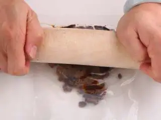 中式点心红糖夹心馒头,将红糖放到保鲜袋或者是干净的袋子里,用擀面杖把红糖压碎(正宗的老红糖,稍微用力就可以压碎,一直压不碎的可能是红糖不够好哟,虽然糖粉会更方便,可以省去这个步骤,但是口感和营养真的没有老红糖好)