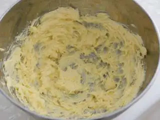 香酥美味蔓越莓饼干,黄油中加入糖粉，用电动打蛋器搅打均匀，不需要完全打发。