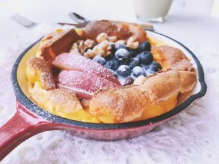 简单颜值高—荷兰松饼低卡版,加上你喜欢的水果酸奶，酸奶用稠一点造型好，我用的稀的，所以水果在里面游泳😄 我➕了 蓝莓 酸奶 坚果 桃子，最后撒上椰蓉或者糖粉！我用筛子过滤椰蓉撒上去的