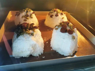 空气舒芙蕾~消耗蛋白的好方法,放入预热好的烤箱