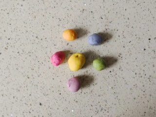 零色素卡通馒头可爱独角兽馒头,揉好的面团,盖保鲜膜备用。