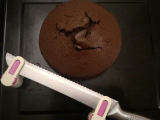 最经典浓郁巧克力奶酪蛋糕,取出烤好的巧克力蛋糕分成三片。