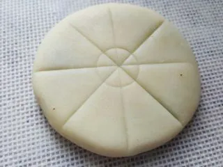 中式点心~玫瑰酥,用刮刀在上面压好痕迹。