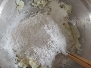 脆皮山药奶酪棒～健脾养胃还补钙,加入适量的糯米粉，糯米粉的量酌情添加，看面团的成形情况